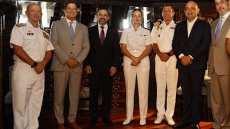 La princesa Leonor almuerza con el cantautor colombiano Carlos Vives en Santa Marta