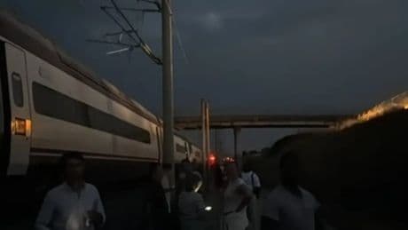Los vídeos de la indignación en redes tras 14 horas sin trenes Madrid-Andalucía: &quot;Al menos con clase premium ofrecen vino caliente&quot;