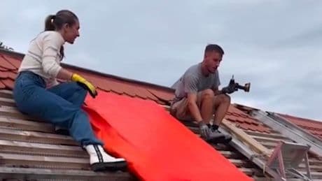 Lola packt kräftig mit an - Vom TV-Star zur Dachdeckerin