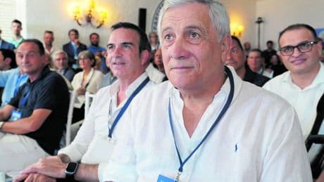 "Tassiamo le banche". La proposta di Salvini stoppata da Tajani: "Non sono nemiche"