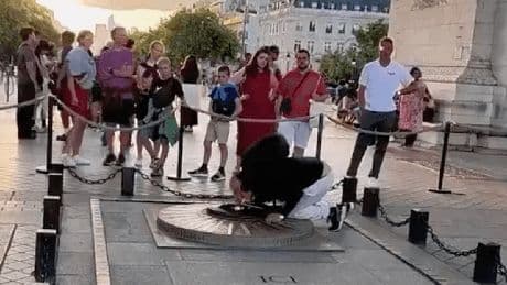 Arc de Triomphe: Mann schändet berühmtes Pariser Denkmal "Ewige Flammen"