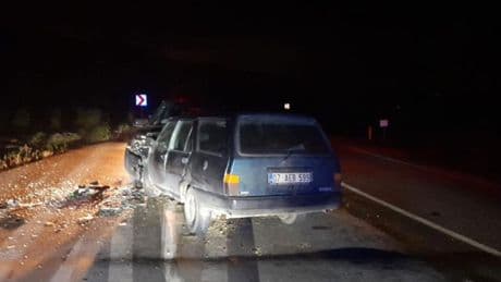 2 otomobil kafa kafaya çarpıştı: 3 yaralı