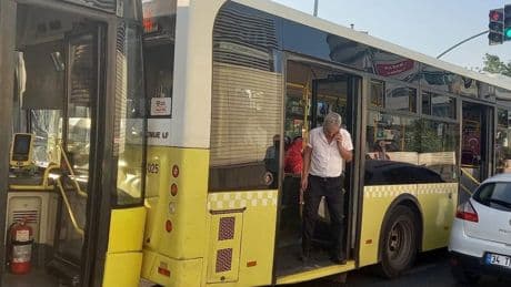 Kırmızı ışıkta duramayan İETT otobüsü, başka bir İETT otobüsüne çarptı