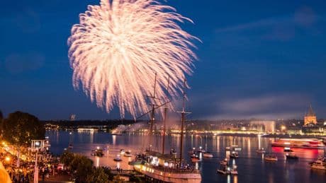 Feste ohne Böller: Was ist teurer, grüner, besser: Feuerwerk oder Drohnenshow?