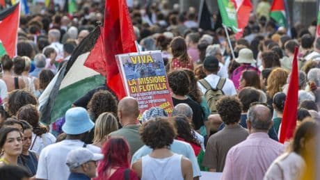 İtalya'da Sumud Filosu'na destek eylemine binlerce kişi katıldı
