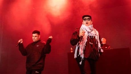 Prozess in Großbritannien: Rapper Mo Chara wegen Schwenkens einer Hisbollah-Flagge vor Gericht