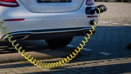 Nederlander laat elektrische auto staan vanwege verdwenen voordeel, kiest vaker voor hybride: ’Groeiende tweedeling op automarkt’