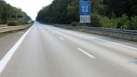 Berlin: Avus wegen defektem Gullydeckel stundenlang gesperrt
