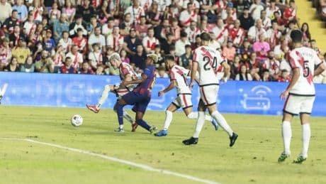 En Vallecas, la dejadez afecta a las instalaciones y hasta al monitor del VAR