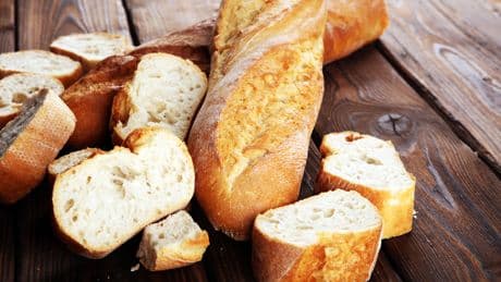 Nicht wegschmeißen: So wird hartes Baguette schnell wieder frisch