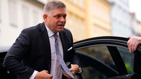 Slowakeis Permierminister Fico kontert Gerüchte über seine Gesundheit mit einem Schwimmfoto