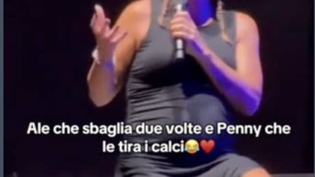 Alessandra Amoroso interrompe il concerto: “La mia Penny scalciava nel pancione"