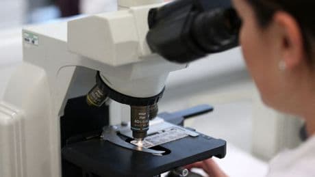 Un bébé sauvé grâce à la réécriture d’une lettre de son ADN