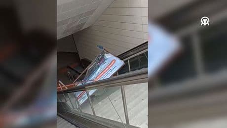 Metro istasyonunda bir kadının üzerine reklam panosu düştü