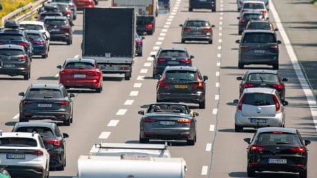 Abfahrtverbot auf A8 und A93 in Bayern - Polizei schickt Autofahrer zurück in den Stau