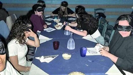 Sestri Levante: un compagno è non vedente, cena al buio per tutta la classe