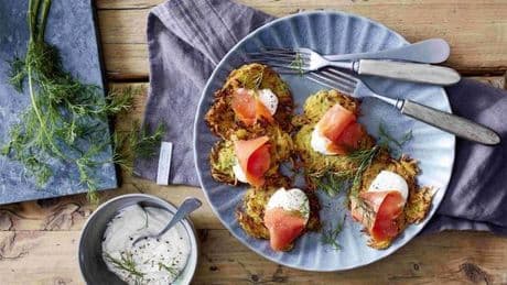 Fix und gesund: Zucchini-Puffer mit Räucherlachs