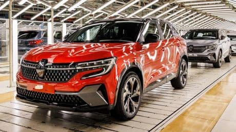 Renault, viaggio nella fabbrica del futuro dove l’intelligenza artificiale ha dimezzato i tempi di produzione