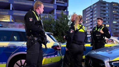 Zwei Gruppen treffen in Hamburg aufeinander – ein 49-Jähriger bleibt liegen
