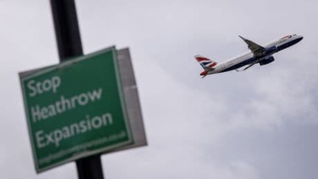 Evacúan una terminal del aeropuerto de Londres-Heathrow por un posible incidente con materiales peligrosos