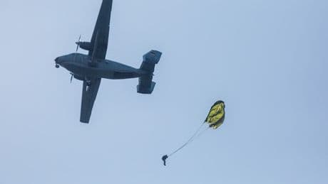 Zusammenstöße in der Luft - Bundeswehr warnt vor Gefahr durch Pannen-Fallschirm