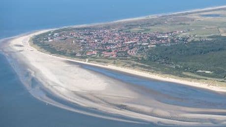 Rätselhafte Klümpchen an Nordseeinseln angespült – Strände weiter offen