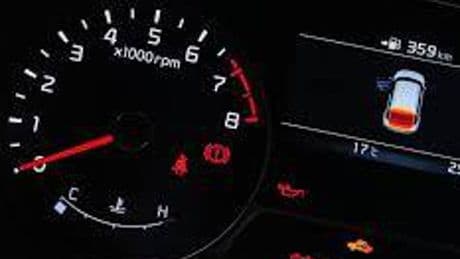 Cuidado este verano en carretera si te aparece uno de estos indicadores luminosos en el coche