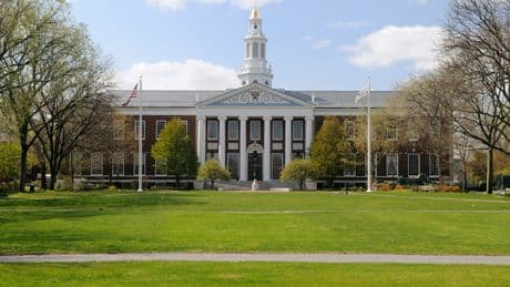La Administración Trump prohíbe a Harvard matricular estudiantes extranjeros