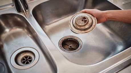 Fleckige Spüle? Dieser kleine Trick bringt sie zum Strahlen – und er ist so einfach