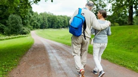 Camminare 7mila passi al giorno riduce il rischio di malattie cardiache e demenza. Cosa dice il nuovo studio