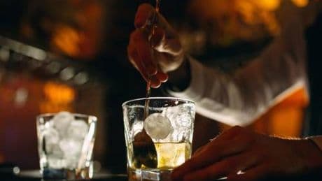 Caldo: ghiaccio e rischio salute, le regole per bar, ristoranti, pub e discoteche