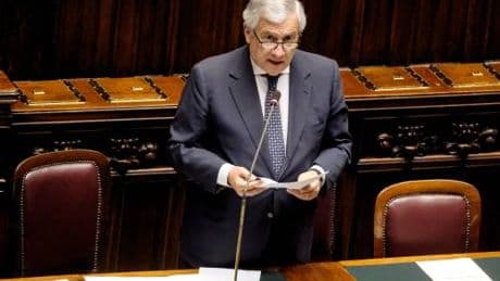 Tajani: "Magari scendesse in campo". Offensiva di Renzi: "Lascio Mondadori"