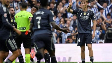 Real Madrid boekt ondanks rode kaart Dean Huijsen krappe zege op Real Sociedad dankzij ’brommer’ Kylian Mbappé
