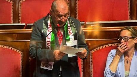 Un senatore della sinistra in Aula con la sciarpa dei palestinesi