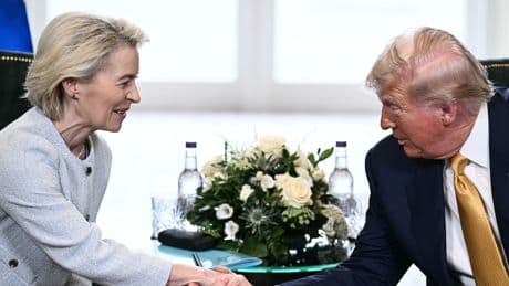 «50% de chances» : la rencontre entre Trump et von der Leyen a débuté pour tenter de conclure un accord commercial UE-USA