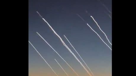Il lancio di missili balistici dall’Iran contro Israele ripreso da un aereo in volo su Dubai