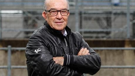 Carmelo Ezpeleta, jefe de MotoGP, se pierde su primer GP tras 562 presencias ininterrumpidas