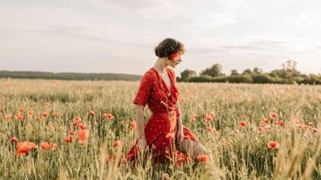 Moda, le fantasie dell'estate 2025 che ringiovaniscono: come indossare righe, pois o animalier