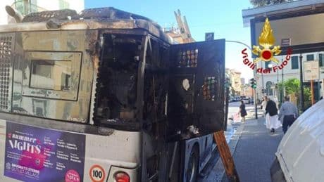 Genova, brucia il motore di un autobus dell’Amt. Paura tra i passeggeri ma nessun ferito