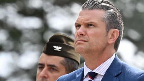 Los veteranos del Día D regresan a Normandía para conmemorar su 81º aniversario, con la asistencia del secretario de Defensa de EEUU
