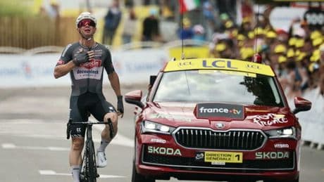 Tour de France 2025, Kaden Groves vince in solitaria la 20ª tappa dopo un lungo attacco. Sul podio Van den Broek e Eenkhoorn