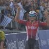 “Ik beleef een droom”: Arnaud De Lie wint met machtige sprint nu ook de Bretagne Classic