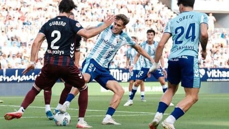 El Málaga CF se queda a medias en el debut ante el Eibar (1-1)