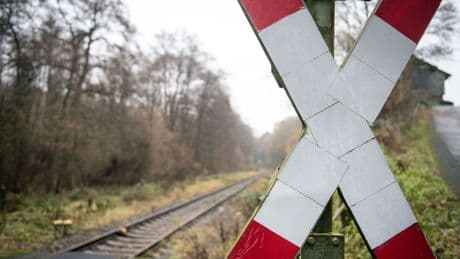 Unfall: Auto an Bahnübergang von Zug erfasst - Mann eingeklemmt