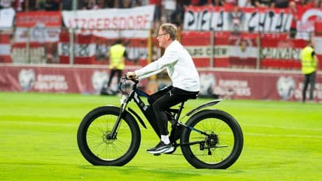 Haben Sie DAS schon mal gesehen? - Plötzlich radelt Rangnick übers Spielfeld!