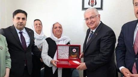 Milli Savunma Bakanı Yaşar Güler, Şırnak'ta şehit ailesini ziyaret etti.