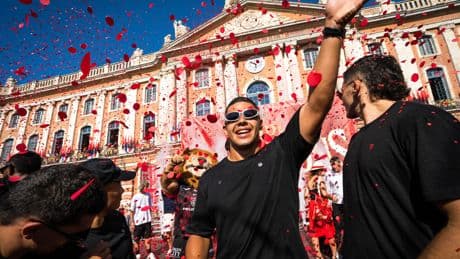 Top 14 : bus arrosé, la chute de Saito, clapping géant..., en vidéo, les champions de France célébrés accueillis par les Toulousains place du Capitole