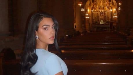El cuestionado vestido ajustado de Georgina Rodríguez para ir a misa en Fátima: &quot;La casa de Dios no es el lugar&quot;