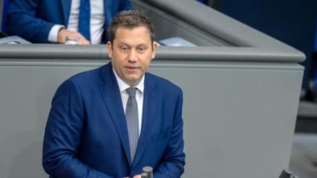 „Gehen verantwortungsvoll mit dem Geld der Bürger um“, sagt Klingbeil – Grüne attackieren Regierung