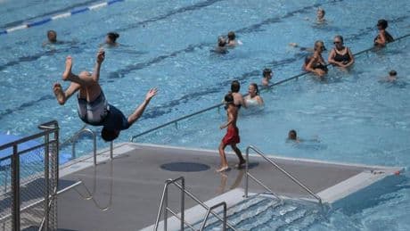 L’interdiction d’une piscine suisse aux non-résidents “crée des remous” jusqu’en France